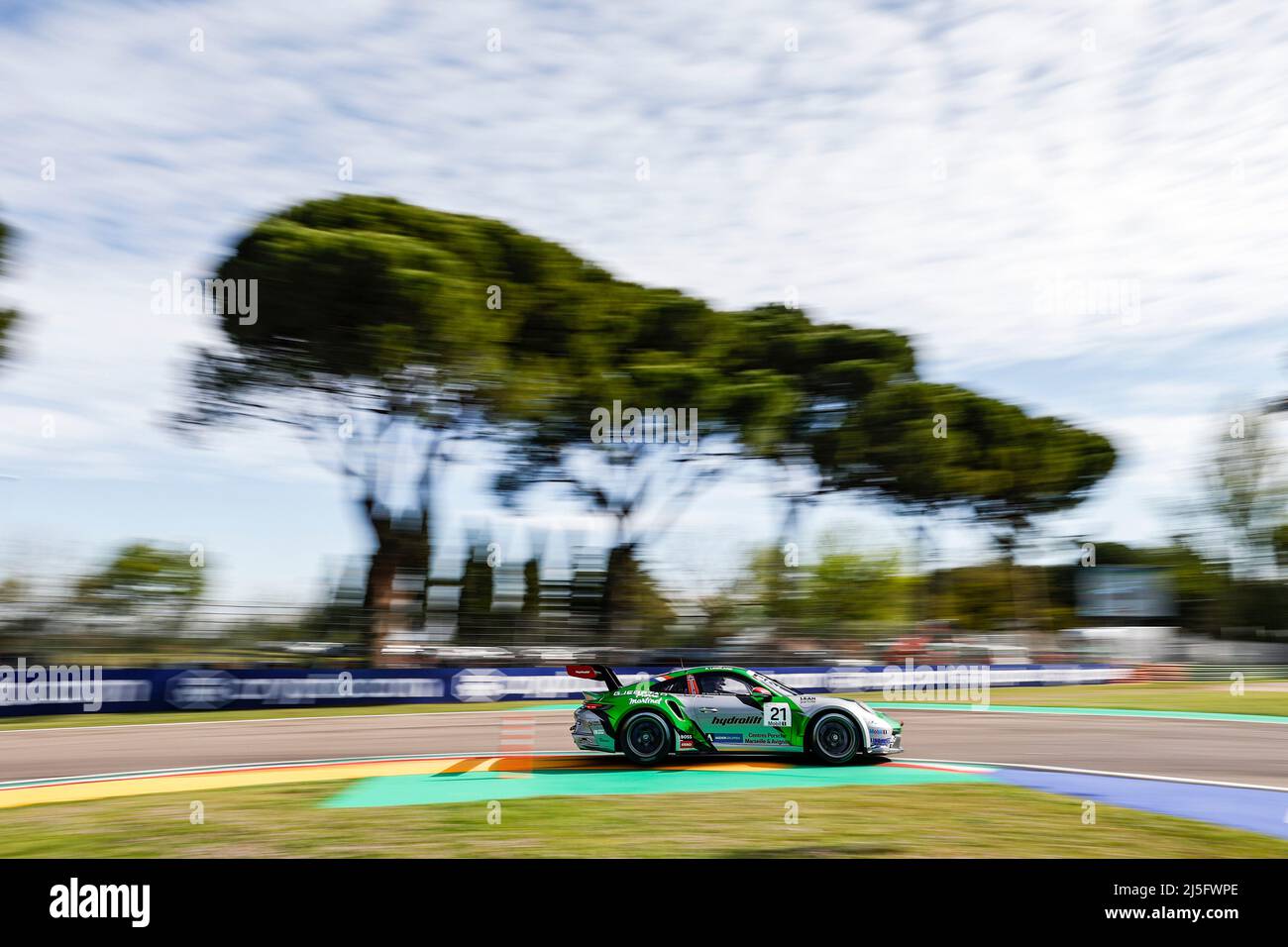 Imola, Italia. 23rd Apr 2022. #21 Roar Lindland (N, Pierre Martinet di Almeras), Porsche Mobil 1 Supercup ad Autodromo Enzo e Dino Ferrari il 23 aprile 2022 a Imola, Italia. (Foto di ALTO DUE) credito: dpa/Alamy Live News Foto Stock