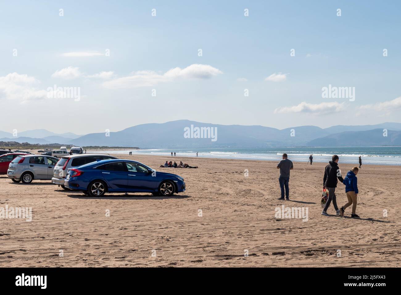 Inch Beach, County Kerry, Irlanda. 23rd Apr 2022. Il sole shone su Inch Beach, County Kerry oggi. Nonostante il sole e le temperature calde, la spiaggia era relativamente tranquilla, ma sempre più affollata. Credit: AG News/Alamy Live News Foto Stock