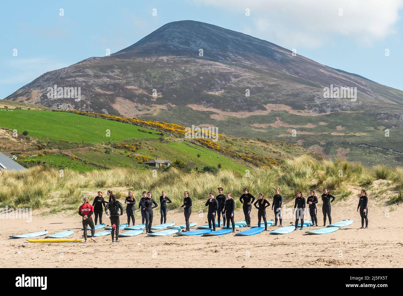 Inch Beach, County Kerry, Irlanda. 23rd Apr 2022. Il sole shone su Inch Beach, County Kerry oggi. Nonostante il sole e le temperature calde, la spiaggia era relativamente tranquilla, ma sempre più affollata. Le lezioni della Kingdom Waves Surf School erano molto popolari. Credit: AG News/Alamy Live News Foto Stock
