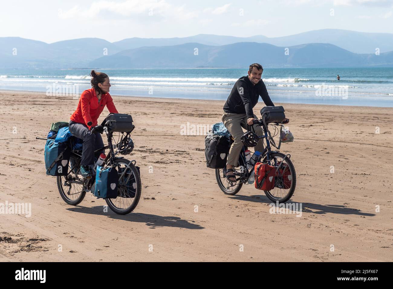 Inch Beach, County Kerry, Irlanda. 23rd Apr 2022. Il sole shone su Inch Beach, County Kerry oggi. Nonostante il sole e le temperature calde, la spiaggia era relativamente tranquilla, ma sempre più affollata. Credit: AG News/Alamy Live News Foto Stock
