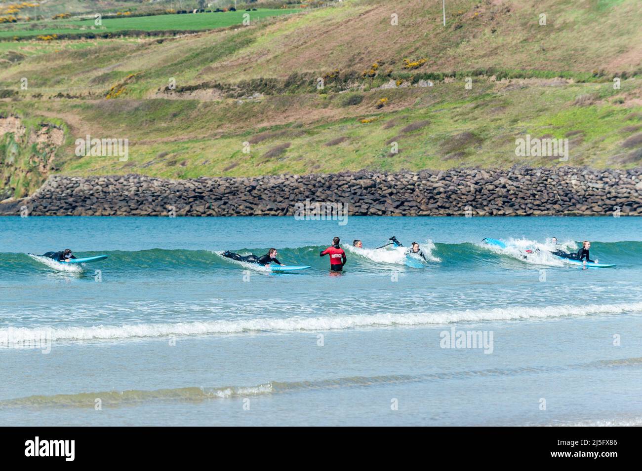 Inch Beach, County Kerry, Irlanda. 23rd Apr 2022. Il sole shone su Inch Beach, County Kerry oggi. Nonostante il sole e le temperature calde, la spiaggia era relativamente tranquilla, ma sempre più affollata. Le lezioni della Kingdom Waves Surf School erano molto popolari. Credit: AG News/Alamy Live News Foto Stock