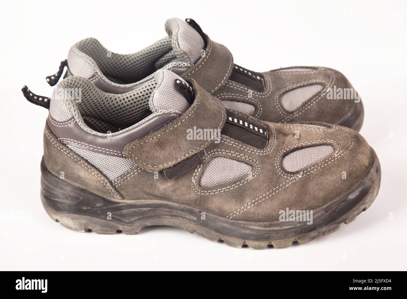 Scarpe di sicurezza da lavoro in pelle con punta in acciaio, isolate su sfondo bianco Foto Stock