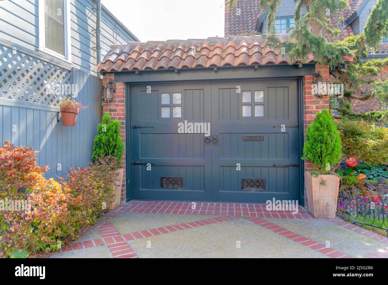 Francese paese stile nero lato cerniera porta garage con tetto in  piastrelle di cemento a San Francisco, CA. Ci sono rivestimenti in mattoni  rossi sul vialetto con boccola Foto stock - Alamy