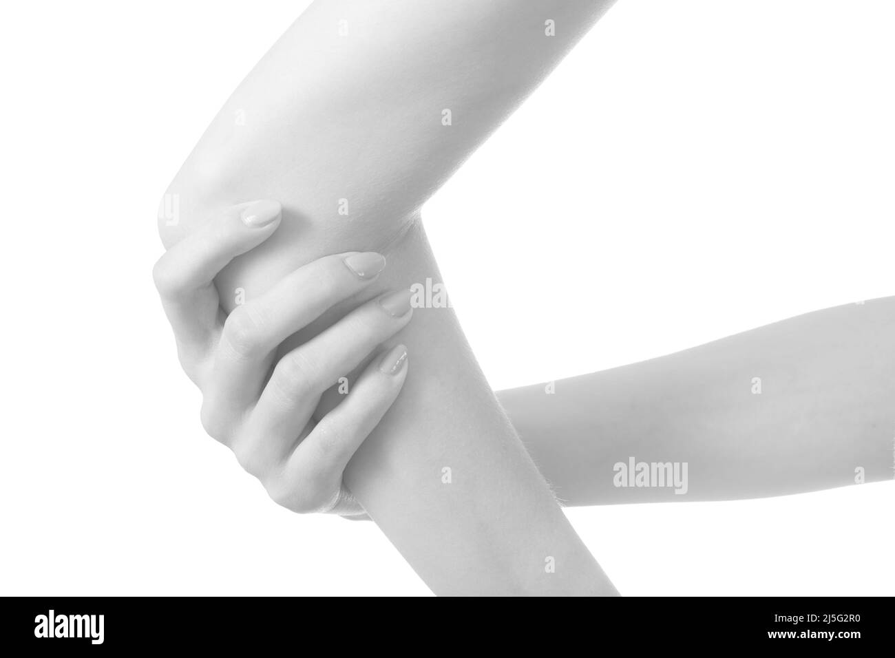 la mano femminile fa il massaggio del gomito, tiene il gomito della ferita livida isolato su sfondo bianco monocromatico Foto Stock