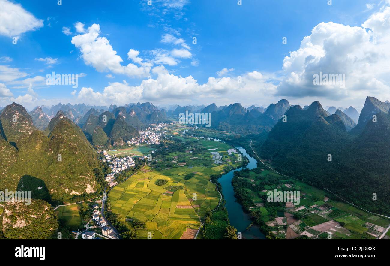 Vista aerea dell'area panoramica del fiume Lijiang a Guilin, Cina. E' un sito Patrimonio Naturale dell'Umanita' e il piu' grande paesaggio carsico del mondo. Foto Stock