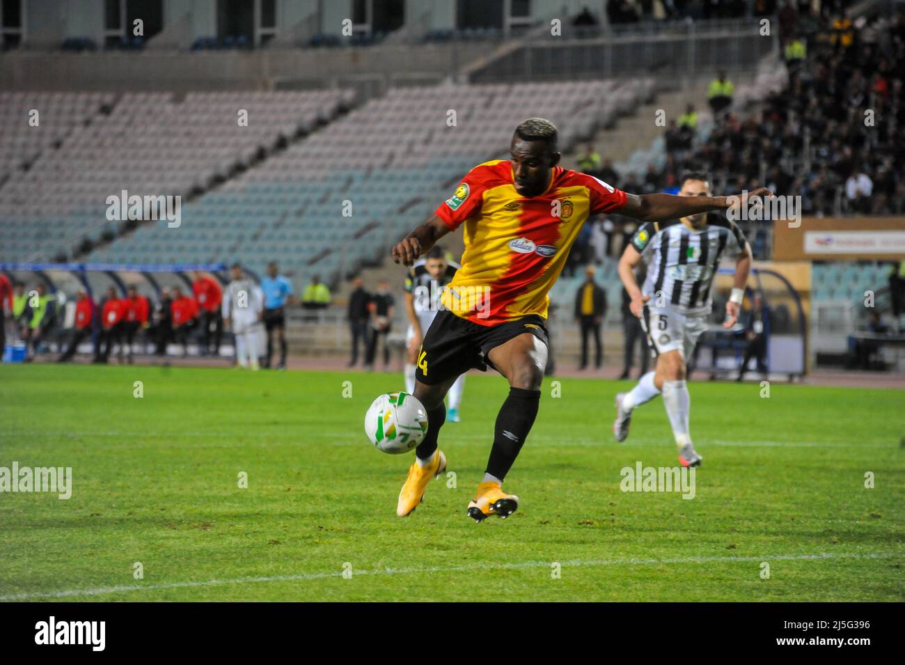 Tunisi, Tunisia. 22nd Apr 2022. Tunisi, Tunisia. 22 aprile 2022. L'Esperance Sportive de Tunis (EST) gioca contro ES Sétif allo stadio Rades nella capitale tunisina per la CAF African Champions League. L'Entente Sportive Sétifienne, che è una squadra di calcio algerina di Sétif anche conosciuta come ES Sétif, ha vinto la partita (immagine di credito: © Hasan Mrad/IMAGESLIVE via ZUMA Press Wire) Foto Stock