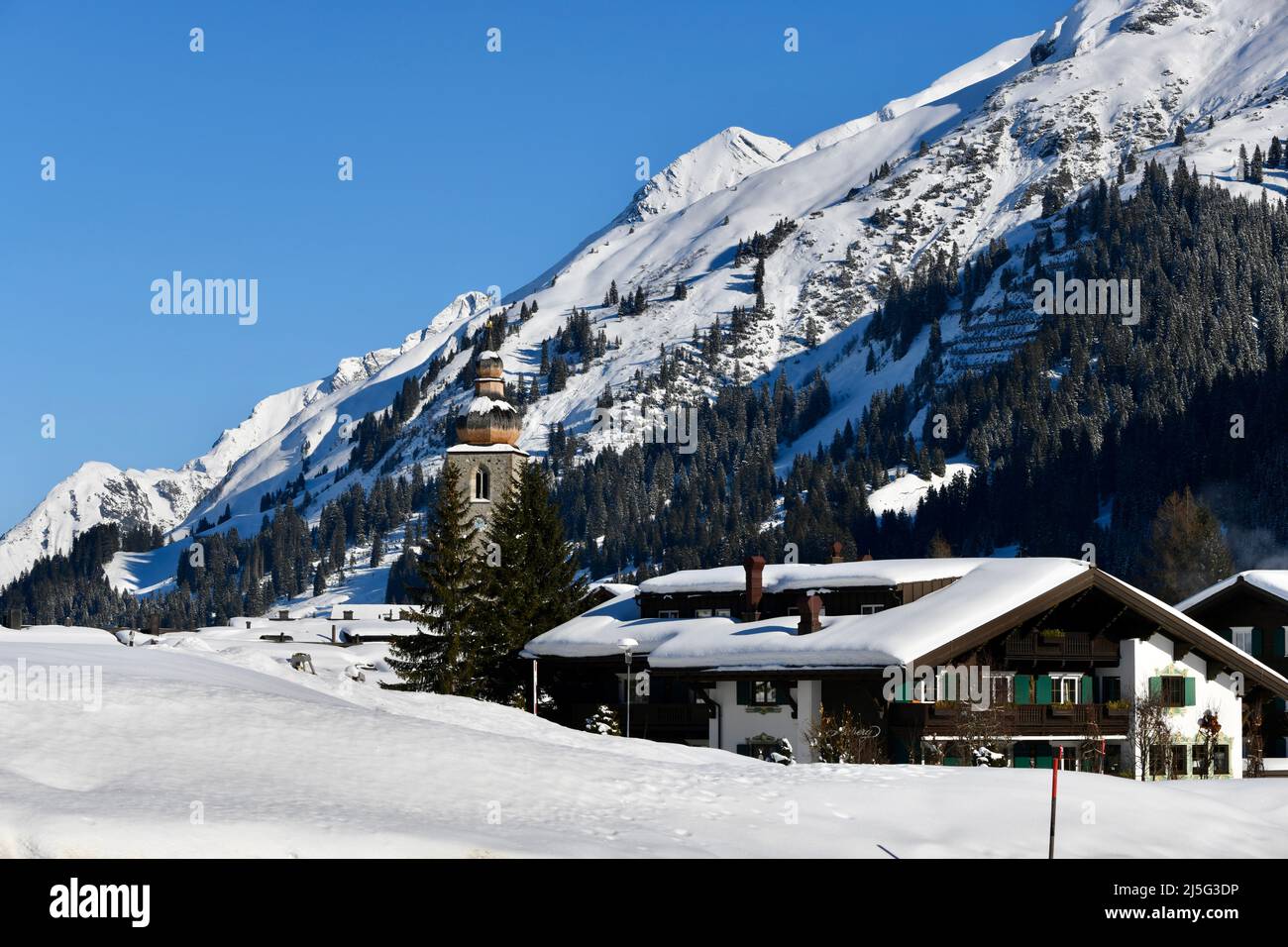 Blick auf das winterliche Lech am Arlberg Foto Stock