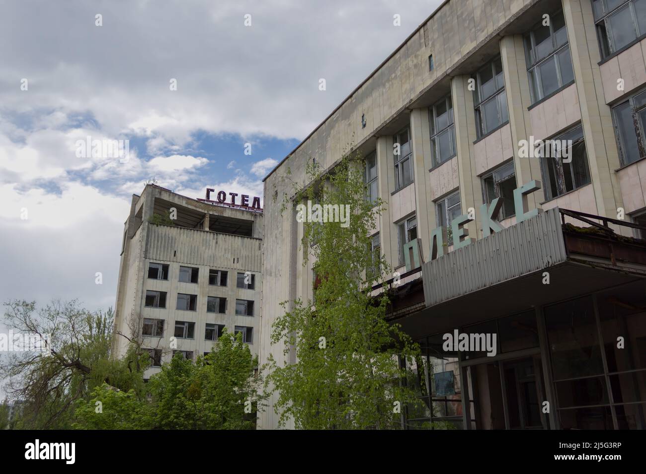 Chernobyl, Ucraina - 11 MAGGIO 2019: Consiglio comunale di Pripyat e Polissya Hotel - Pripyat, zona di esclusione di Chernobyl, Ucraina Foto Stock