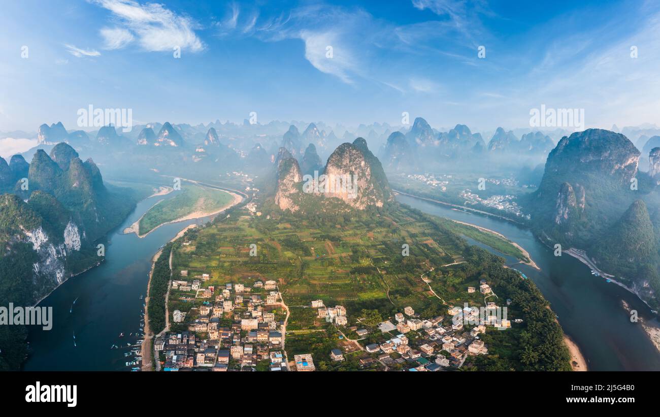 Vista aerea dell'area panoramica del fiume Lijiang a Guilin, Cina. E' un sito Patrimonio Naturale dell'Umanita' e il piu' grande paesaggio carsico del mondo. Foto Stock