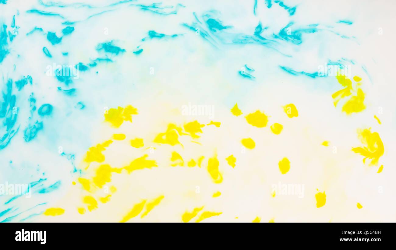 Sfondo fluidodinamico giallo-blu. Macchie nel colore della bandiera Ucraina sul liquido. Carta da parati creativa a sostegno dell'Ucraina Foto Stock