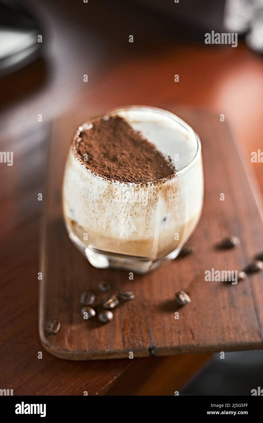 Caffè ghiacciato alla vaniglia latte con latte foam.selective focus Foto Stock