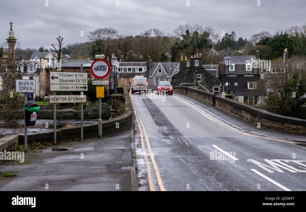 Newton Stewart, Scozia - Dicembre 30th 2021: Traffico sul ponte Cree all'ingresso di Newton Stewart, Dumfries e Galloway, Scozia Foto Stock