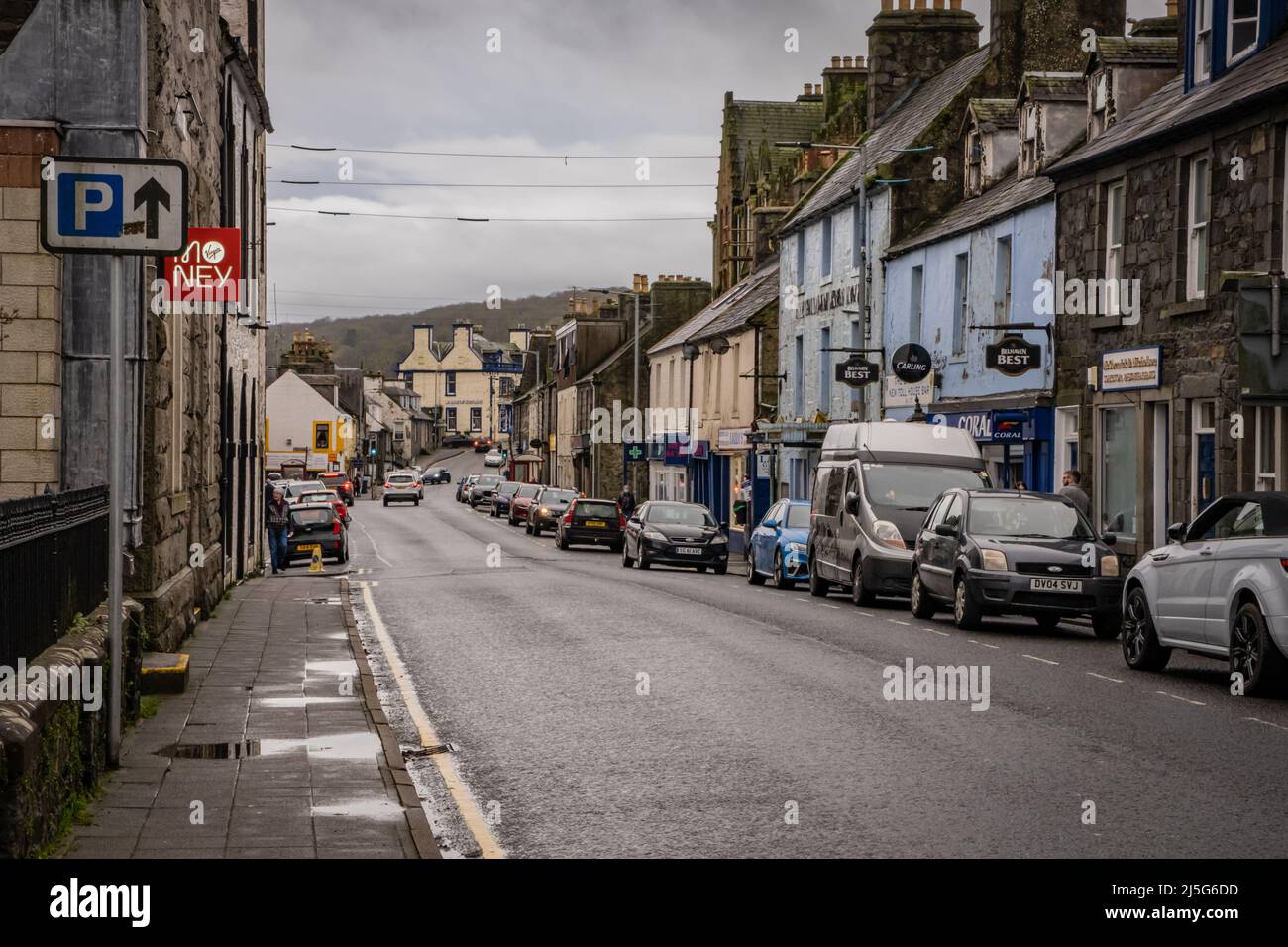 Newton Stewart, Scozia - Dicembre 30th 2021: Victoria Street nel centro di Newton Stewart, Dumfries e Galloway, Scozia Foto Stock