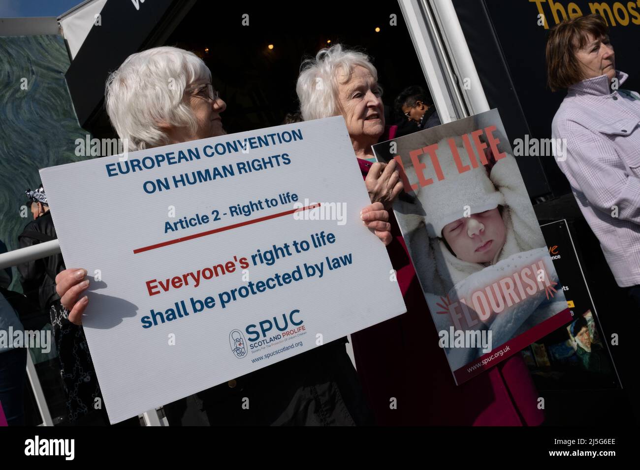 Edimburgo, Regno Unito, 23rd aprile 2022. I sostenitori della campagna pro-vita hanno dei cartelli, mentre si trovano di fronte ai sostenitori della Pro-Choice in Lothian Road, il giorno anniversario della legge sull'aborto del 1967 che diventa legge. Un disegno di legge privato membersÕ è stato proposto al Parlamento scozzese per fermare la campagna contro Pro-Life al di fuori degli ospedali. A Edimburgo, Regno Unito, 23 aprile 2022. Foto Stock