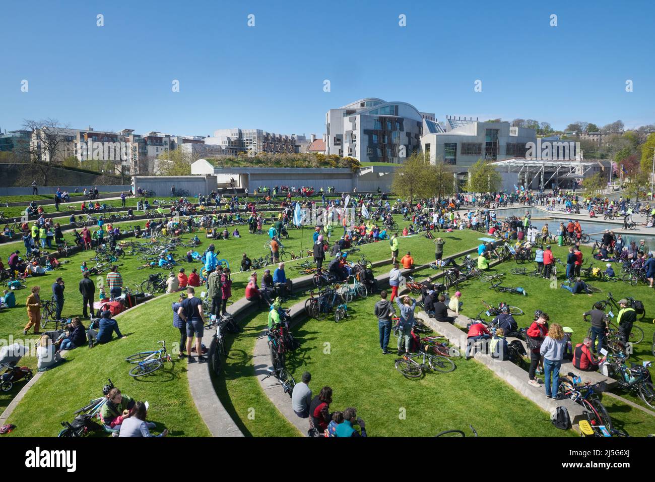 Edimburgo Scozia, Regno Unito Aprile 23 2022. Migliaia di ciclisti provenienti da tutta la Scozia partecipano a Pedal on Parliament, che chiede un miglioramento delle infrastrutture per i ciclisti. Credit sst/alamy live news Foto Stock