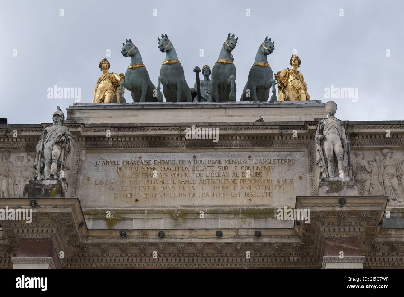 Parigi, Francia: Arco trionfale del Carousel (Arco di Trionfo del Carrousel) costruito in Place du Carrousel per commemorare le vittorie militari di Napoleone Foto Stock