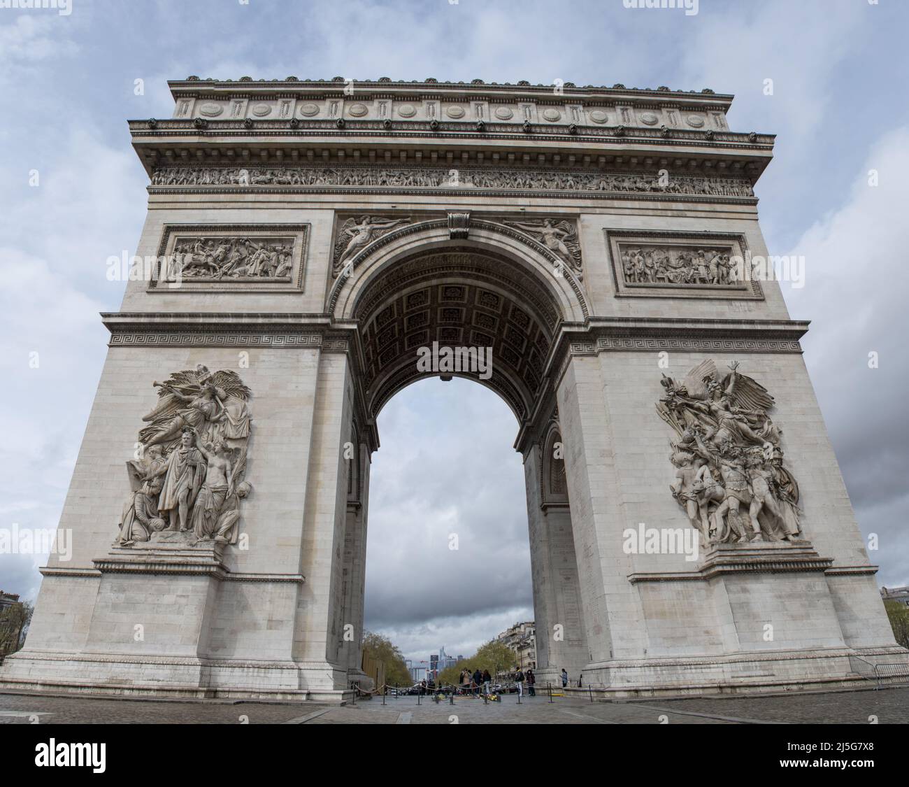 Parigi: L'Arco Trionfale della Stella (Arco di Trionfo dell'Etoile), uno dei monumenti più famosi di Parigi alla fine degli Champs Elysees Foto Stock