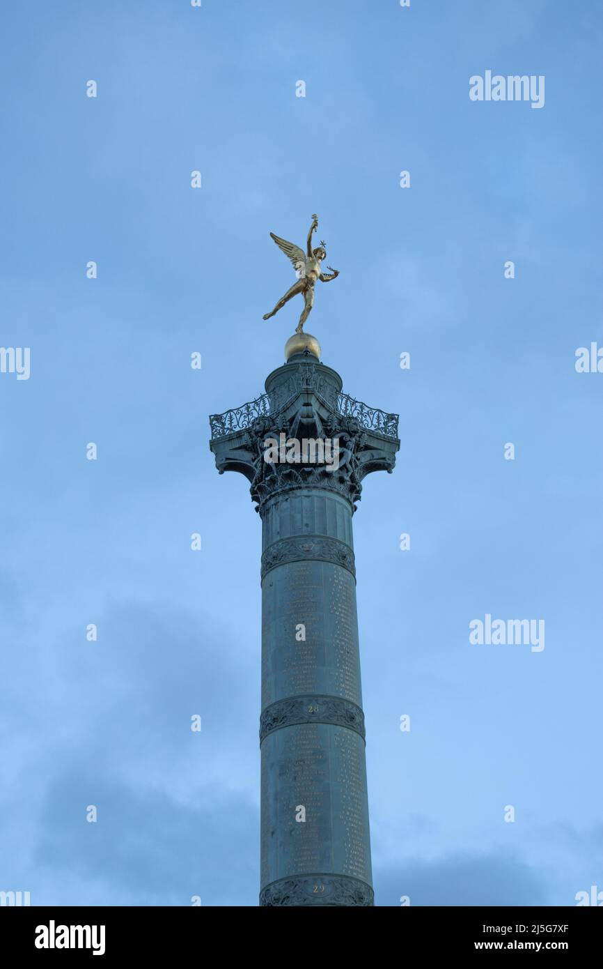 Parigi, Francia: Luglio colonna in Place de la Bastille, piazza dove la prigione della Bastiglia una volta sorgeva prima della sua distruzione durante la Rivoluzione francese Foto Stock