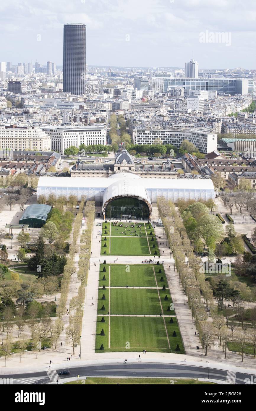 Parigi: Vista aerea dalla cima della Torre Eiffel con il campo di Marte (Champ de Mars) e il grattacielo della Torre Montparnasse (Tour Montparnasse) Foto Stock