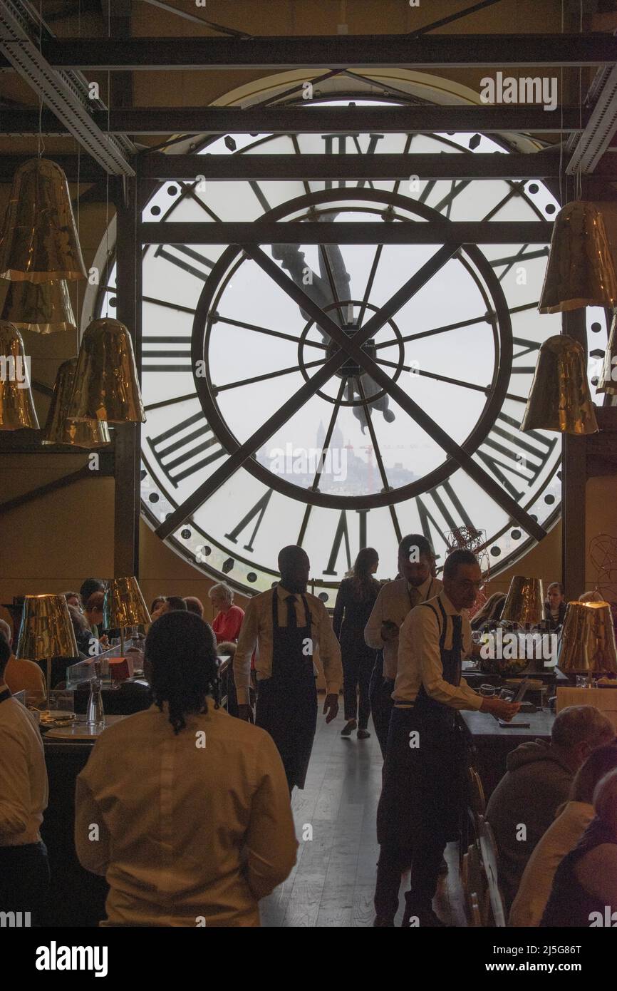 Parigi, Francia: Clienti e camerieri al ristorante dietro l'orologio della sala del Musee d'Orsay, museo in una ex stazione ferroviaria Beaux-Arts Foto Stock