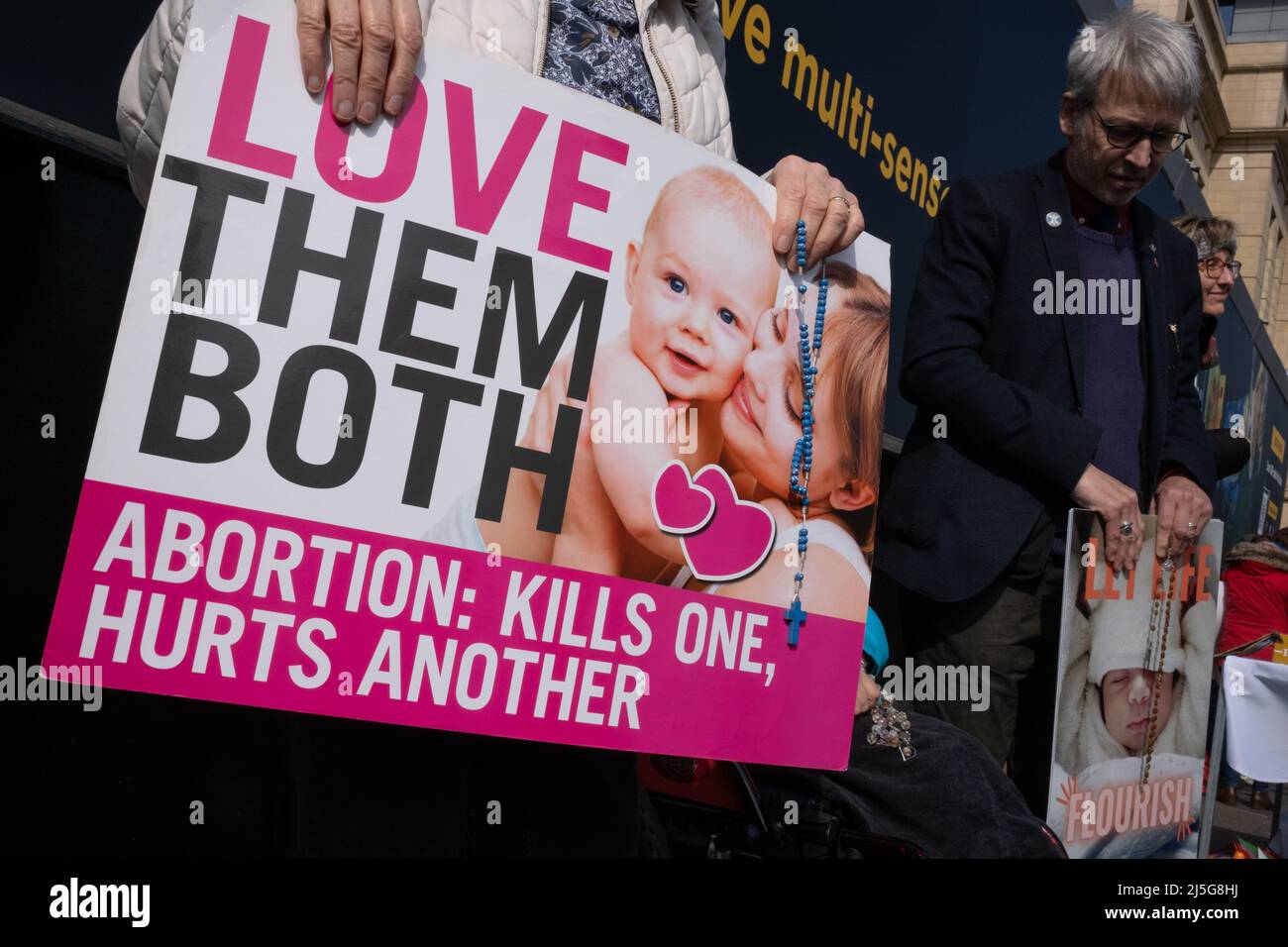 Edimburgo, Scozia, 23rd aprile 2022. I sostenitori della campagna pro-vita hanno dei cartelli, mentre i sostenitori della Pro-Life e della Pro-Choice si affrontano in Lothian Road, il giorno anniversario della legge sull'aborto del 1967 che diventa legge. Un disegno di legge privato membersÕ è stato proposto al Parlamento scozzese per fermare la campagna contro Pro-Life al di fuori degli ospedali. A Edimburgo, Scozia, 23 aprile 2022. Foto Stock