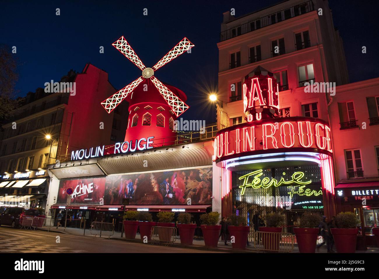 Parigi: Insegne al neon ed esterni del Moulin Rouge, uno dei club più famosi di Parigi, inaugurato il 6 ottobre 1891in il quartiere a luci rosse di Pigalle Foto Stock