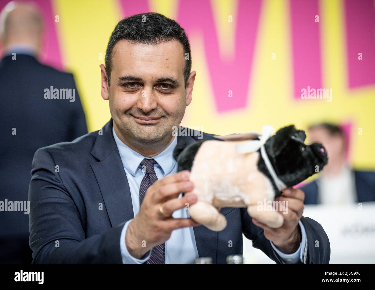 Berlino, Germania. 23rd Apr 2022. Il segretario generale del FDP, recentemente eletto, Bijan Djir-Sarai, ha regalato un maiale fortunato alla convenzione del partito federale del FDP. Al primo congresso del partito di presenza dell'FDP dopo l'inizio di Corona, i delegati vogliono discutere, tra l'altro, una mozione sulla fornitura di armi pesanti all'Ucraina. Credit: Michael Kappeler/dpa/Alamy Live News Foto Stock