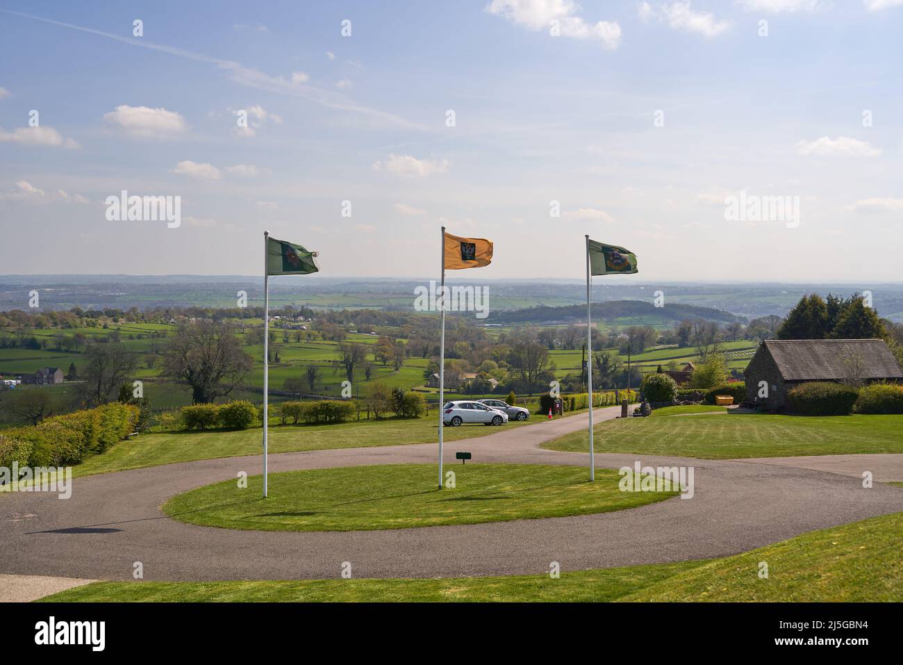 Bandiere battenti a Crich Stand Memorial, Derbyshire, Regno Unito Foto Stock