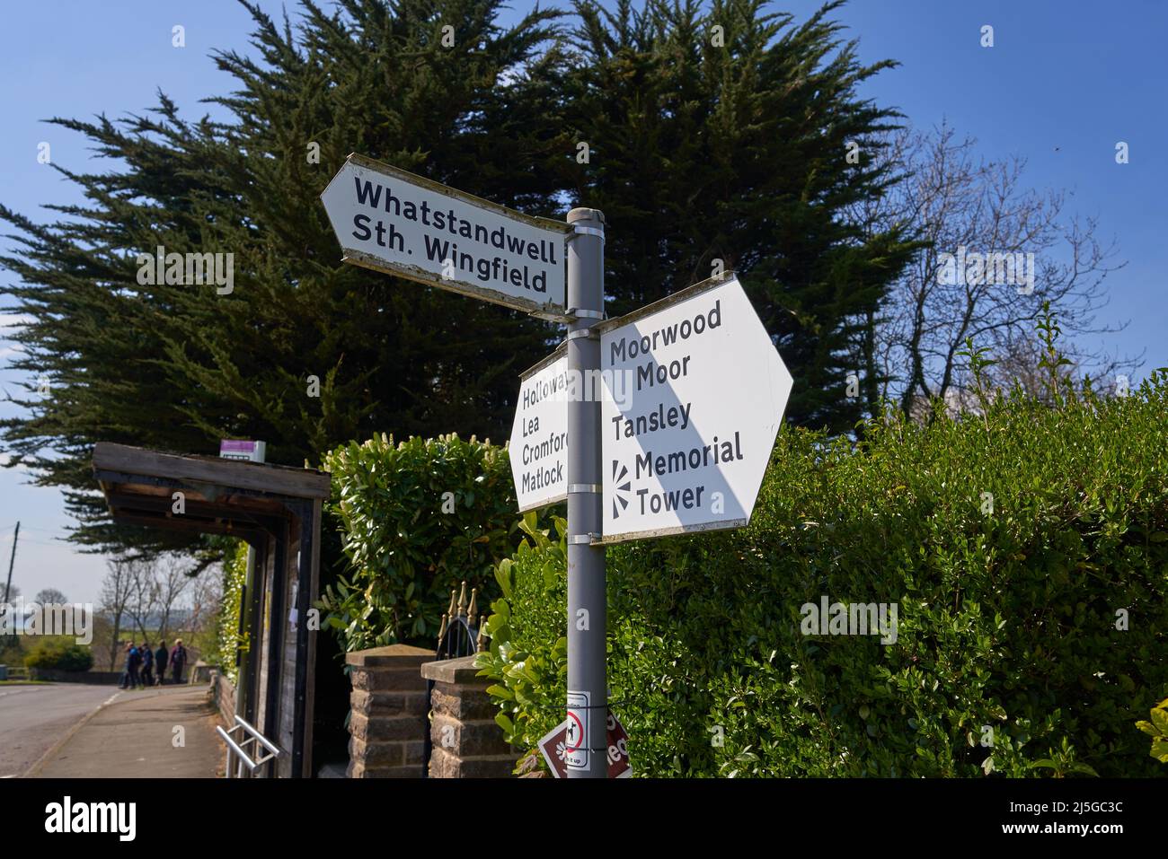 Cartello turistico nel villaggio di Crich, Derbyshire, Regno Unito Foto Stock