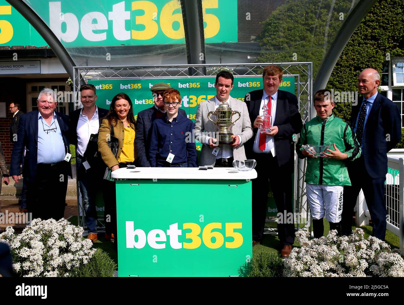 Jockey Jordan Gainford, l'allenatore John Joseph Hanlon e le connessioni vincenti celebrano dopo che Hewick vince la Gold Cup handicap Chase bet365 durante il Jump finale Day bet365 all'ippodromo Sandown Park, Esher. Data foto: Sabato 23 aprile 2022. Foto Stock