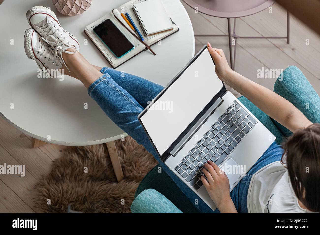 Giovane donna che usa lo schermo del laptop per lavorare a casa e in remoto Foto Stock