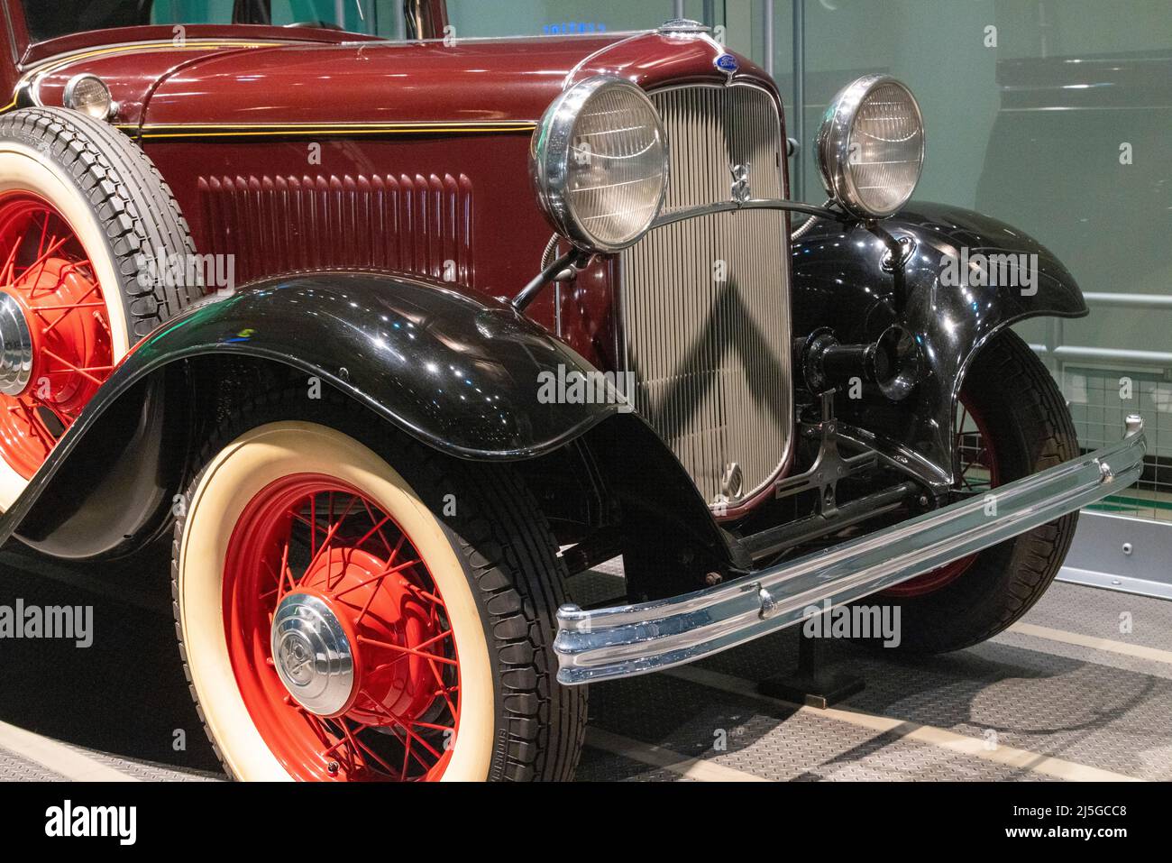 Legacy Gallery, dettaglio radiatore e fari, 1932 Ford V-8, Ford Rouge Factory Tour, Dearborn, Michigan, USA Foto Stock