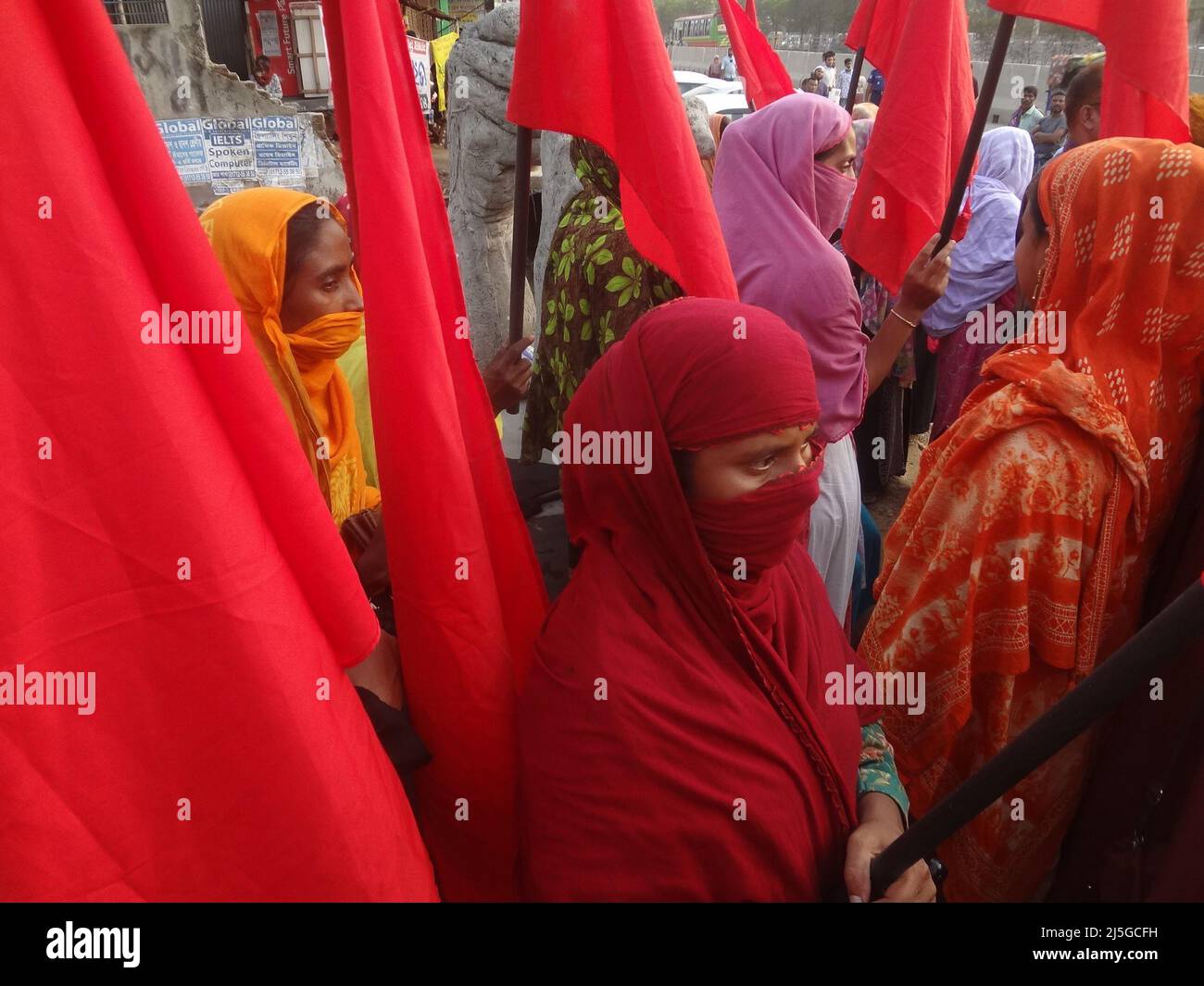 Savar, Bangladesh. 23rd Apr 2022. Parente delle vittime del crollo  dell'edificio Rana Plaza partecipa a una marcia di protesta nel nono  anniversario del disastro nel sito dove l'edificio si trovava una volta