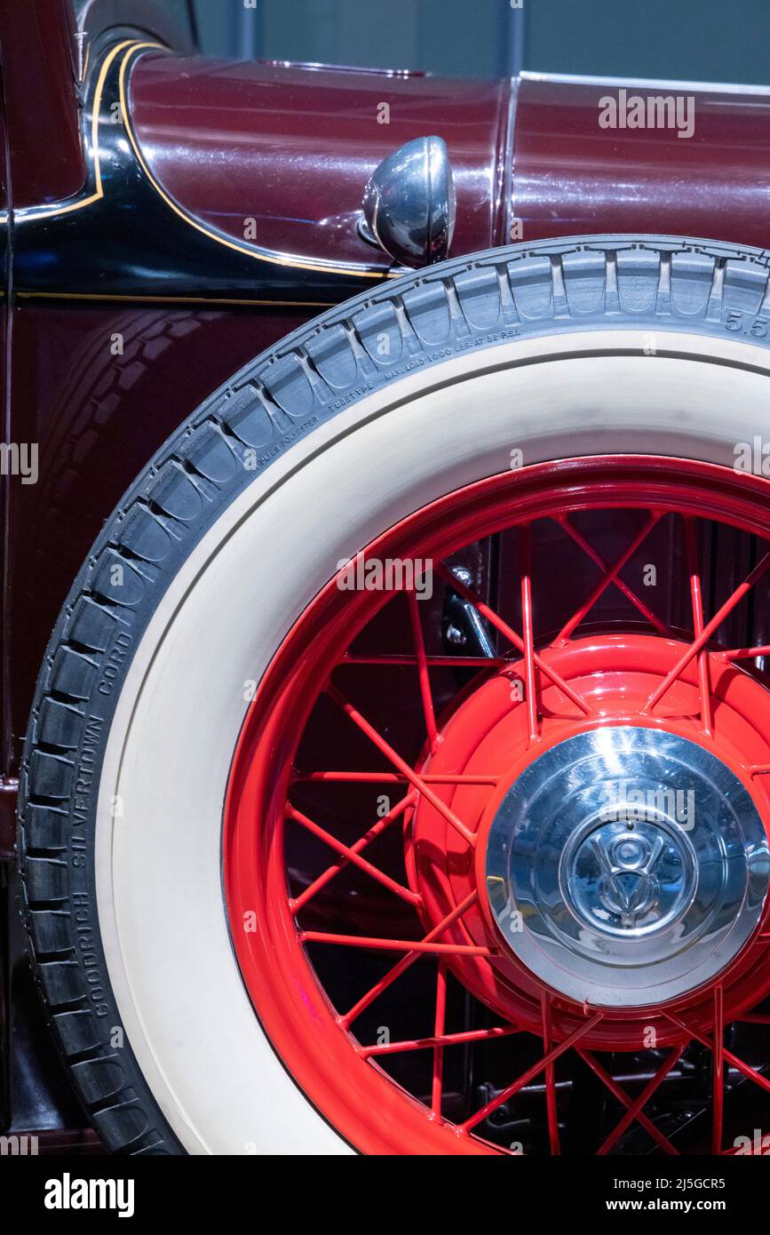 Dettagli ruota di scorta con pneumatici bianchi, Legacy Gallery, 1932 Ford V-8, Ford Rouge Factory Tour, Dearborn, Michigan, USA Foto Stock