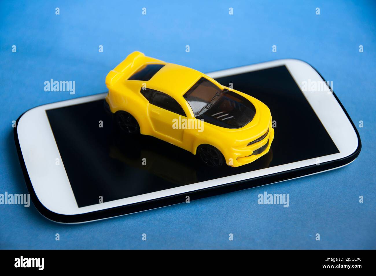 Auto sopra lo smartphone. Concetto di business e lifestyle Foto Stock