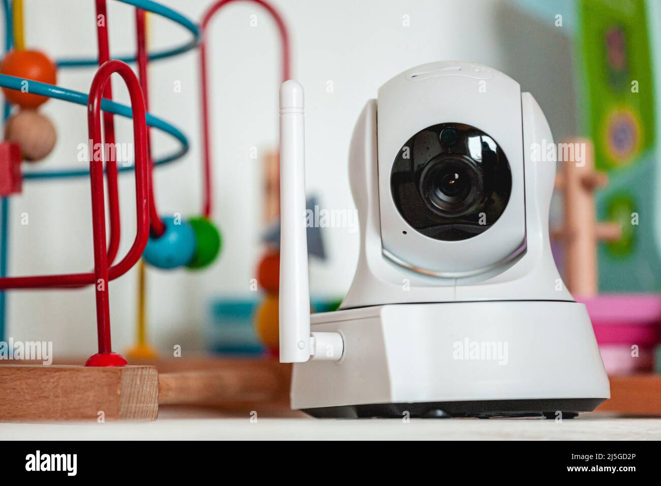 Telecamera IP sullo scaffale con giocattoli, che funge da baby monitor Foto Stock