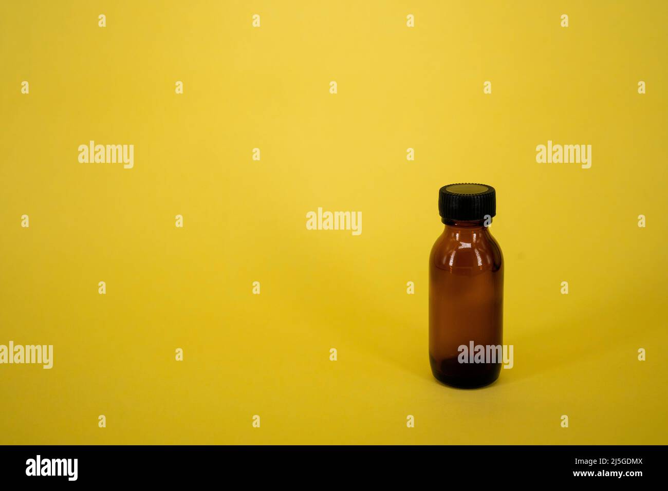 Bottiglia in vetro color ambra con effetto mock-up Foto Stock