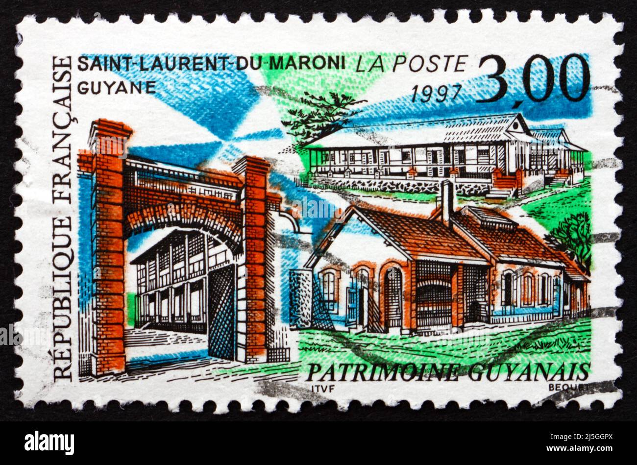 FRANCIA - CIRCA 1997: Un francobollo stampato in Francia mostra la vista di Saint-Laurent-du-Maroni, comune della Guyana Francese, Regione d'oltremare situata nel Sud A. Foto Stock