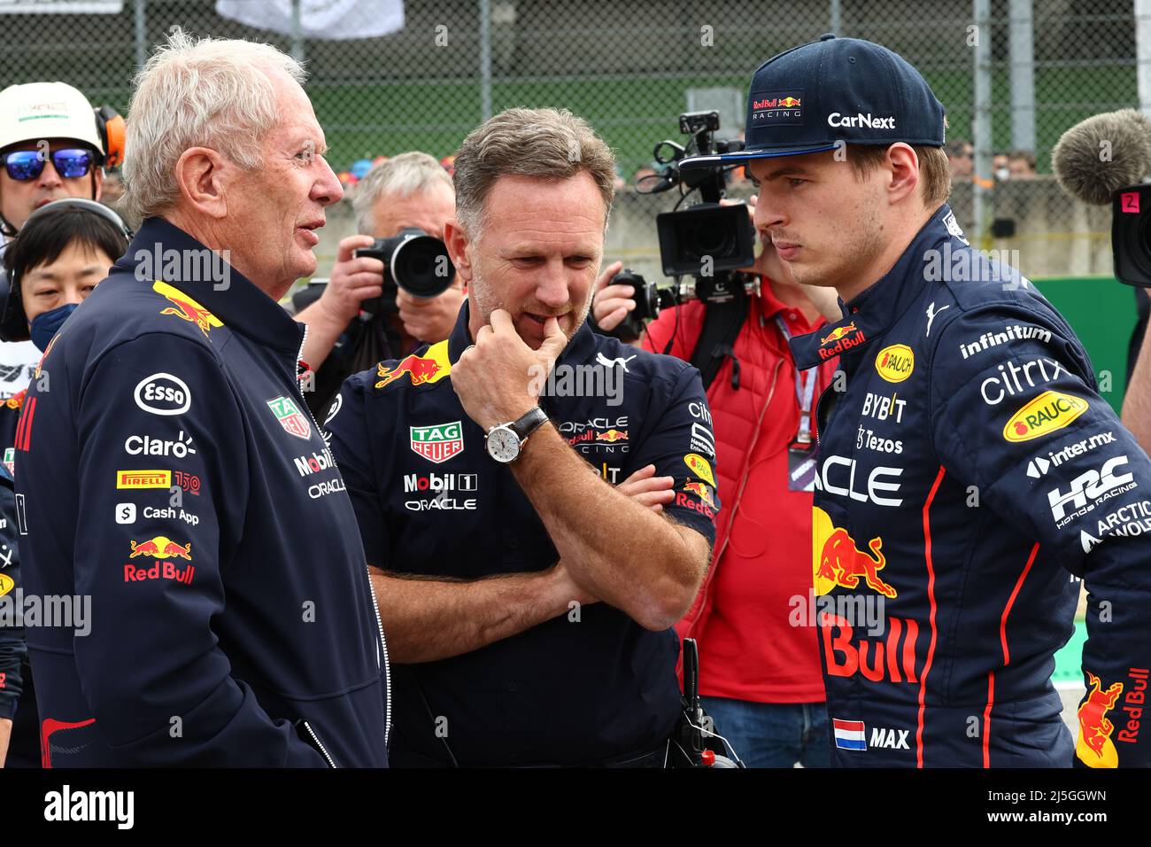 (Da L a R): Dr Helmut Marko (AUT) Red Bull Motorsport Consultant con Christian Horner (GBR) Red Bull Racing Team Principal e Max Verstappen (NLD) Red Bull Racing in griglia. 23.04.2022. Formula 1 World Championship, Rd 4, Gran Premio Emilia Romagna, Imola, Italia, Sprint Day. Il credito fotografico dovrebbe essere: XPB/Press Association Images. Foto Stock