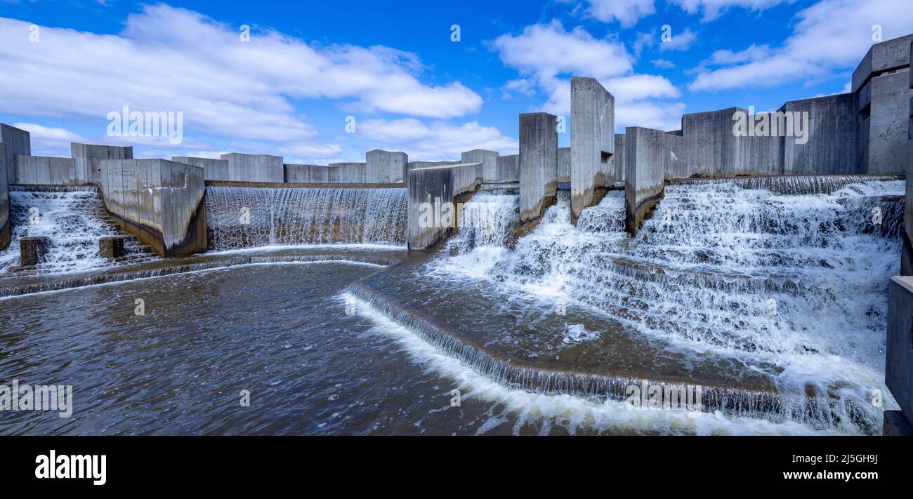 Stepping Stone Falls nell'area ricreativa di Genesee, architettura brutalista del 1972, vicino a Flint, Michigan, USA Foto Stock