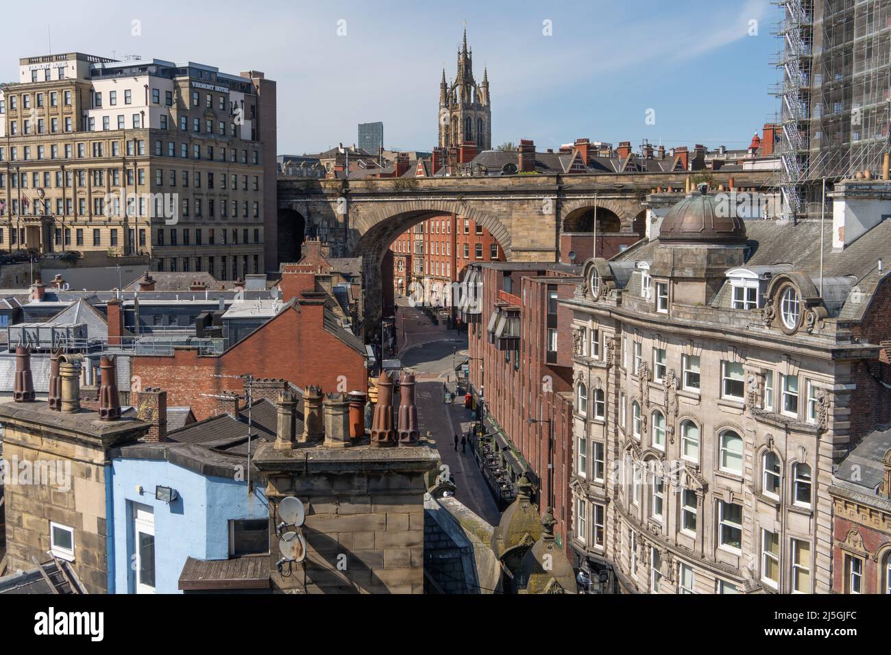Newcastle upon Tyne, paesaggio urbano britannico con pentole di camino, preso dal Tyne Bridge, con punti di riferimento tra cui la Cattedrale di Newcastle. Foto Stock