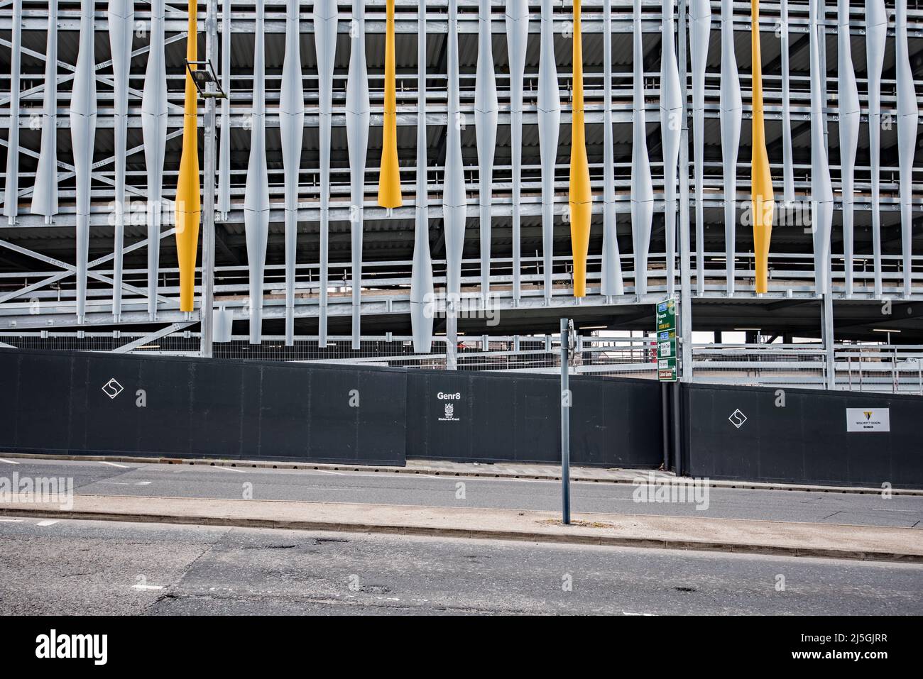 Parcheggio a Stoke-on-Trent con schermatura laterale verticale parzialmente colorata Foto Stock