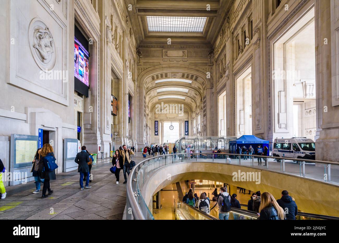 Viaggiatori nella monumentale Galleria delle Carrozze (Galleria carrozze) della stazione ferroviaria Milano Centrale di Milano. Foto Stock