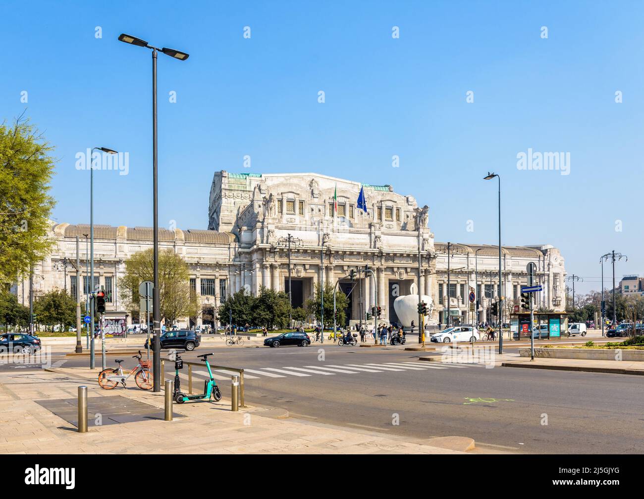 Vista generale del monumentale portico d'ingresso della stazione ferroviaria Milano Centrale di Milano. Foto Stock