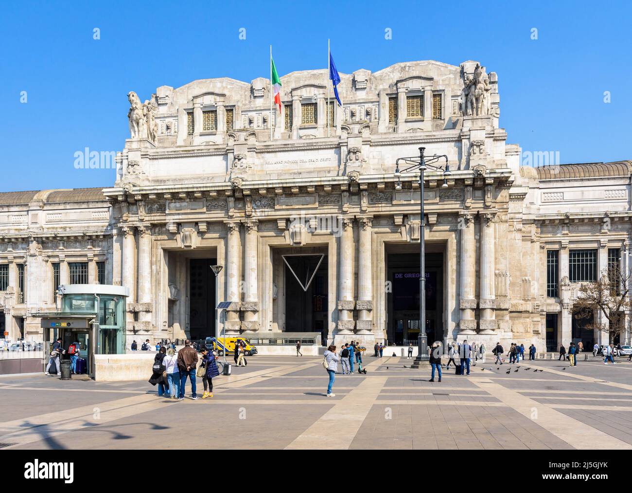 Vista generale del monumentale portico d'ingresso della stazione ferroviaria Milano Centrale di Milano. Foto Stock