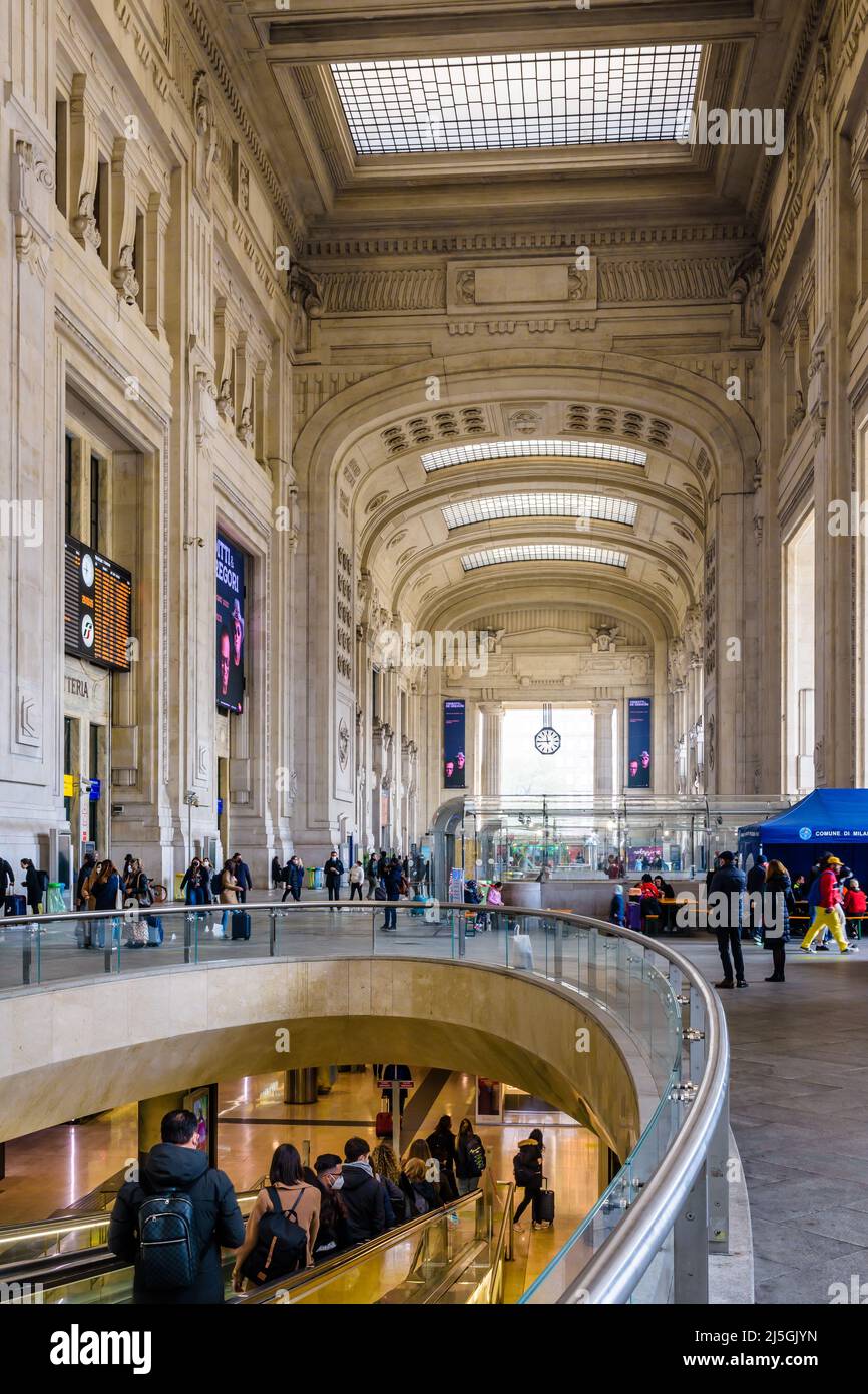 Viaggiatori nella monumentale Galleria delle Carrozze (Galleria carrozze) della stazione ferroviaria Milano Centrale di Milano. Foto Stock
