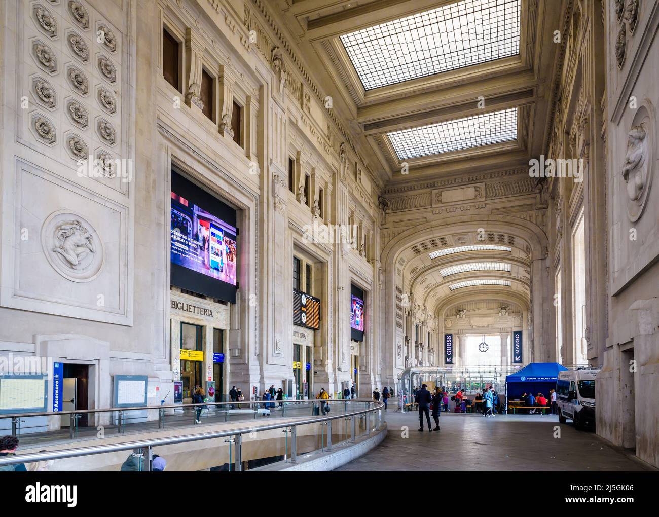Veduta generale della monumentale Galleria delle Carrozze (Galleria carrozze) della stazione ferroviaria Milano Centrale di Milano. Foto Stock