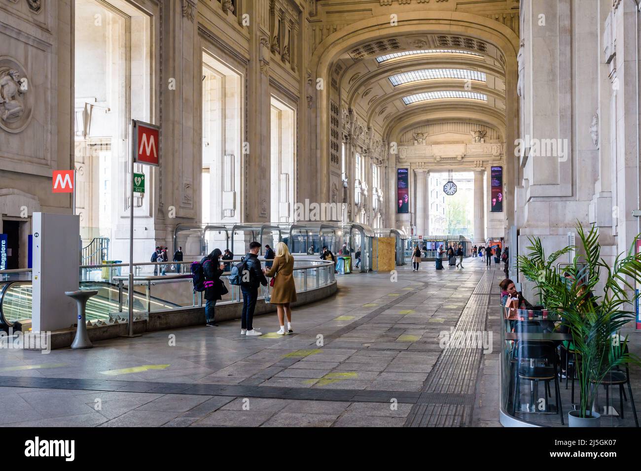 Viaggiatori nella monumentale Galleria delle Carrozze (Galleria carrozze) della stazione ferroviaria Milano Centrale di Milano. Foto Stock