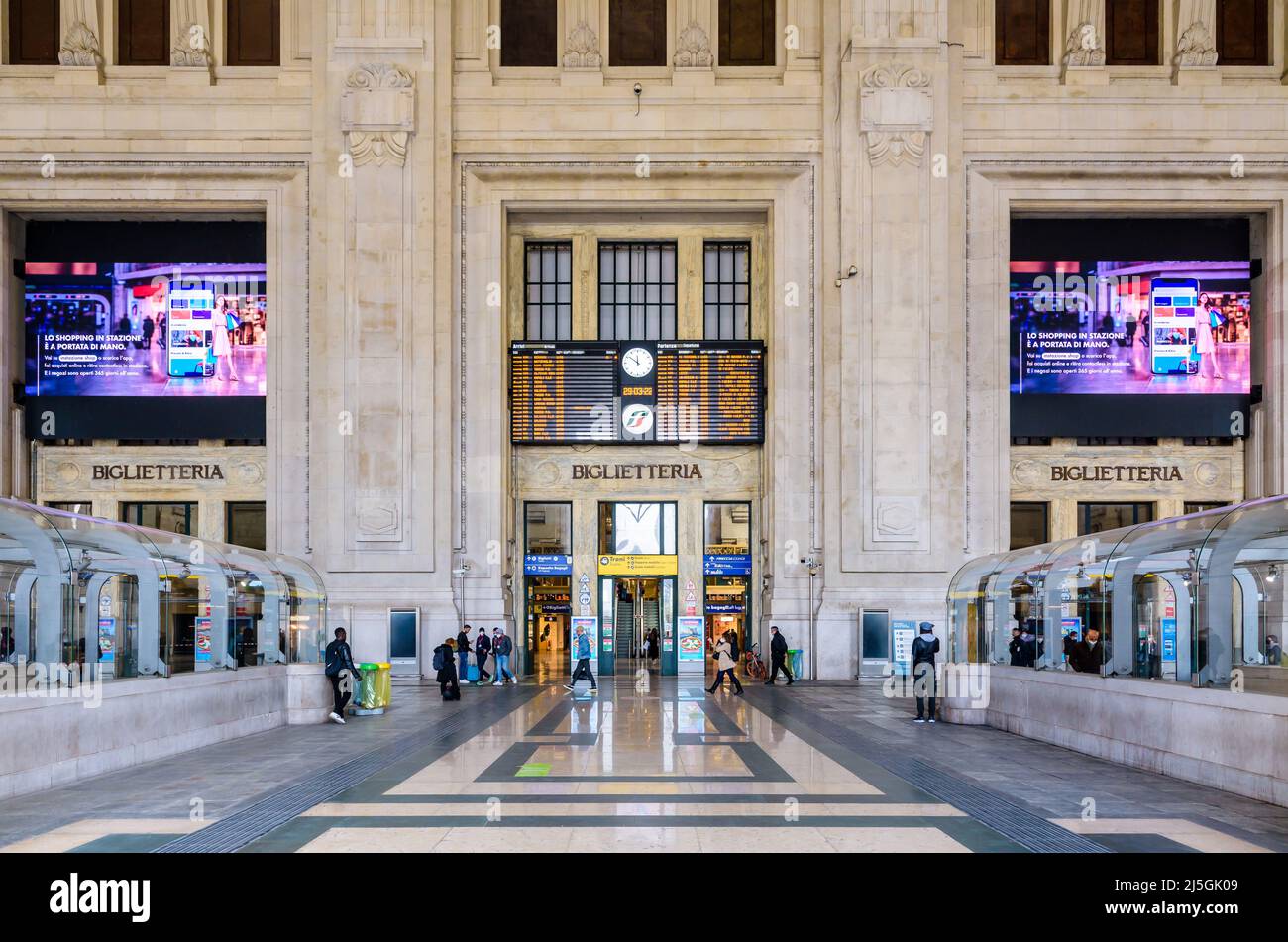 Gli arrivi e le partenze si imbarchero nella monumentale Galleria delle Carrozze della stazione ferroviaria di Milano Centrale, Milano. Foto Stock