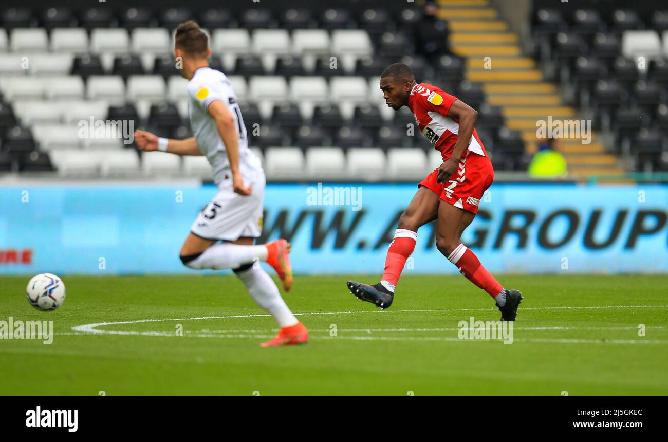 23rd aprile 2022, Swansea.com stadio, Swansea, Galles; campionato di calcio, Swansea contro Middlesbrough; Anfernee Dijksteel di Middlesbrough passa la palla in avanti Foto Stock